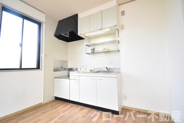 メゾン・シャルム A棟のキッチン|冷蔵庫置き場