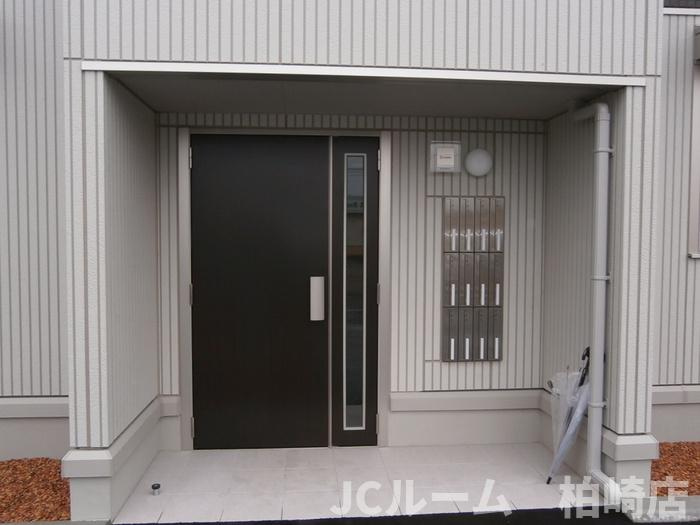 柏崎市松波３丁目のアパートのエントランス