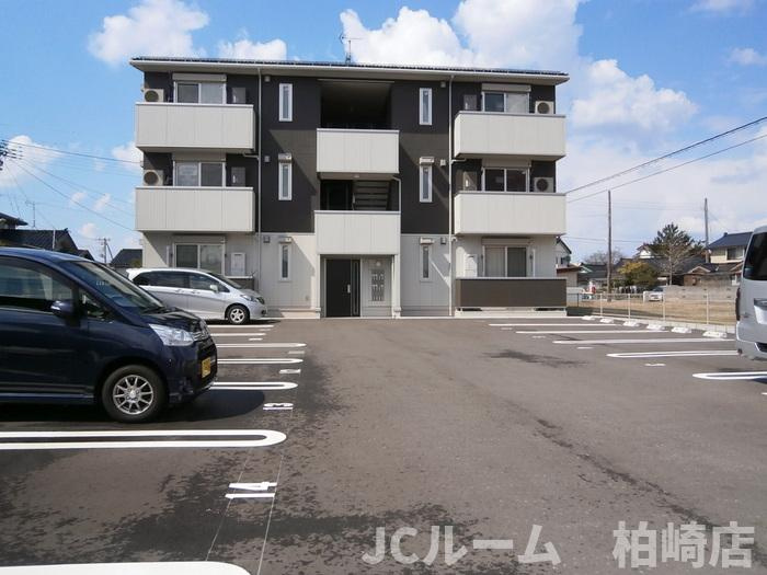 柏崎市松波３丁目のアパートの駐車場