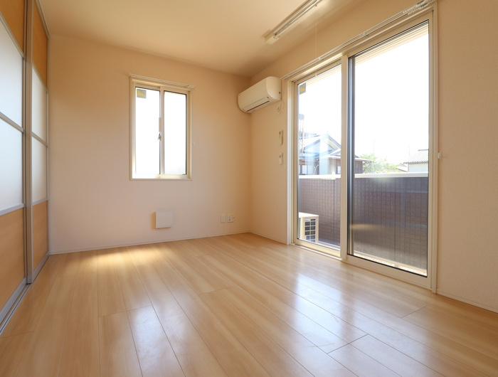 柏崎市松波３丁目のアパートの居間・リビング