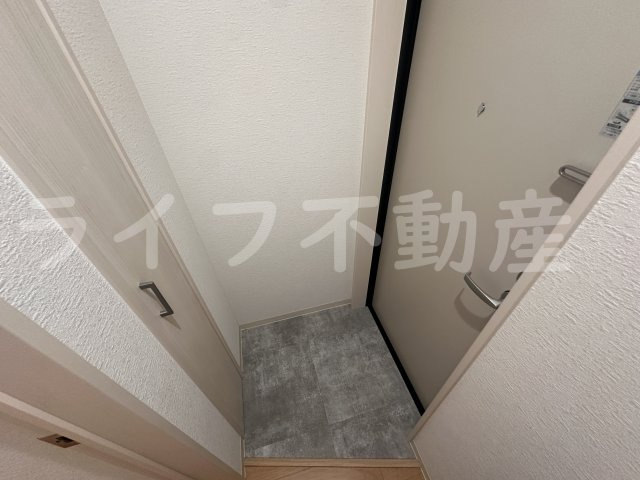 クレアール八戸ノ里の玄関|収納もある玄関です