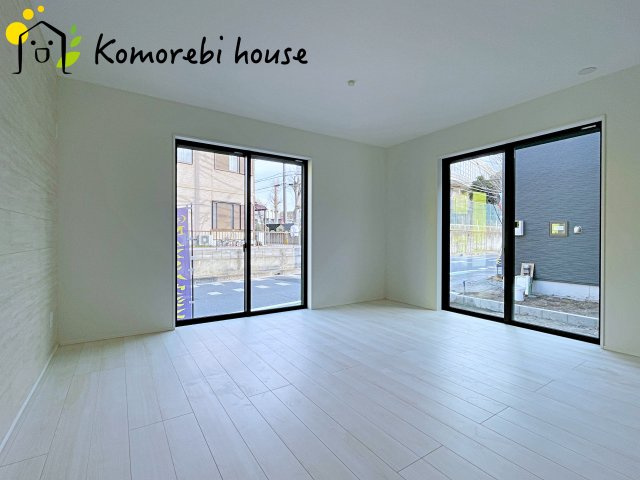 さいたま市東大宮　6期　新築一戸建て　グラファーレ　02の居間・リビング|ゆったり過ごせるリビングです