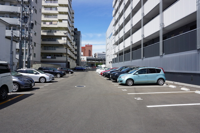 グラディート大沢川原の駐車場