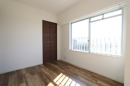 伊藤ハイツ　５０１号室の内装|明るい色調の室内です