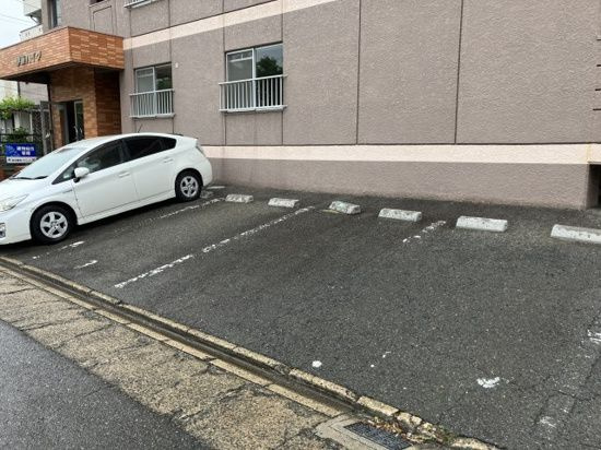 伊藤ハイツ　５０１号室の駐車場|車をお持ちの方に嬉しい駐車場付きの物件です