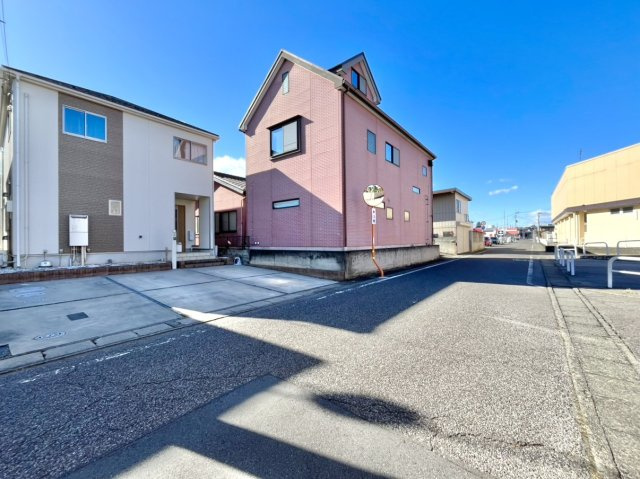 【中古戸建】邑楽郡大泉町朝日3丁目の外観|■外観｜特徴のある個性的な住まいと美しい街並み、そして住みやすい環境を、ぜひ現地でご覧になりませんか。お気軽にお問合せください(^^)  