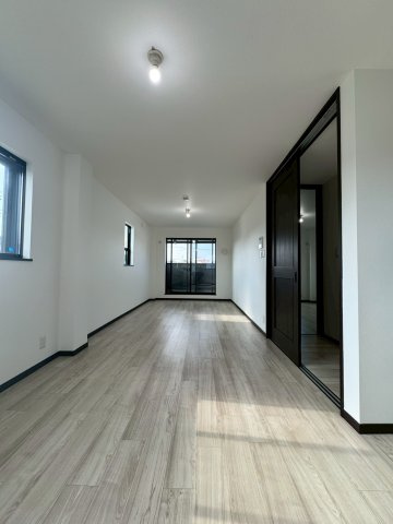 守口市金田町2丁目の洋室|3階洋室。約12.7帖の広さがあるので主寝室としておすすめです。
ウォークインクローゼット付きで荷物もたっぷり収納できます！