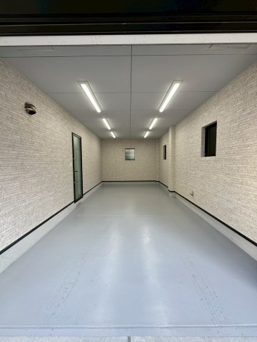 守口市金田町2丁目の駐車場|電動シャッター付車庫で大切なお車も安心です！