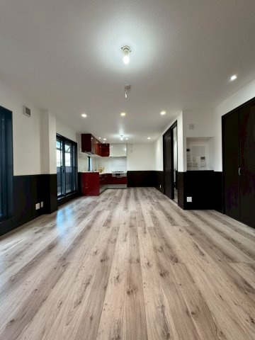 守口市金田町2丁目の居間・リビング|2階リビング。約18.5帖の大空間リビングです！
バルコニーに面して明るく開放的な空間です！