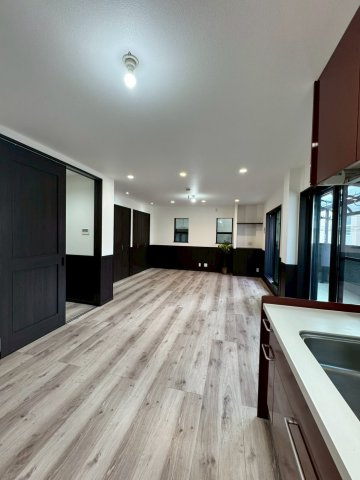 守口市金田町2丁目の居間・リビング|リビングにもたっぷり収納できるクローゼットがございます！
全居室バルコニーに面して明るく通風良好なお部屋です。