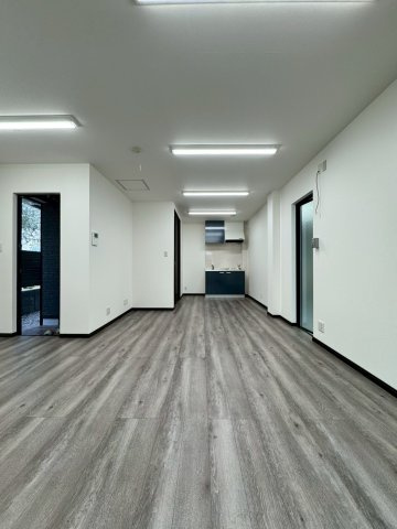 守口市金田町2丁目の居間・リビング|1階部分はフリースペースで事務所としてもご利用いただけます！
約17帖の広さがあるので様々な用途にご利用いただけます！