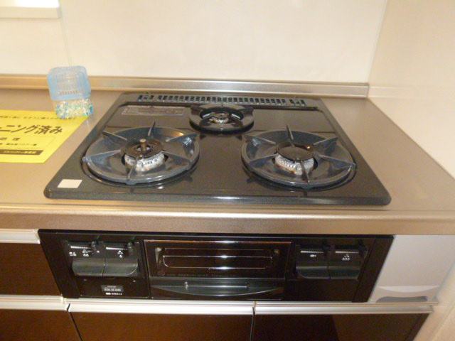 コンシェルジュ福井Ｂのキッチン|３口ガスコンロつきシステムキッチン