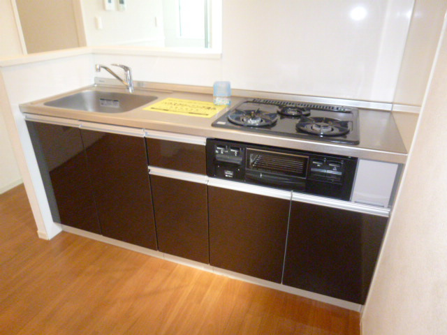 コンシェルジュ福井Ｂのキッチン|３口ガスコンロ付き