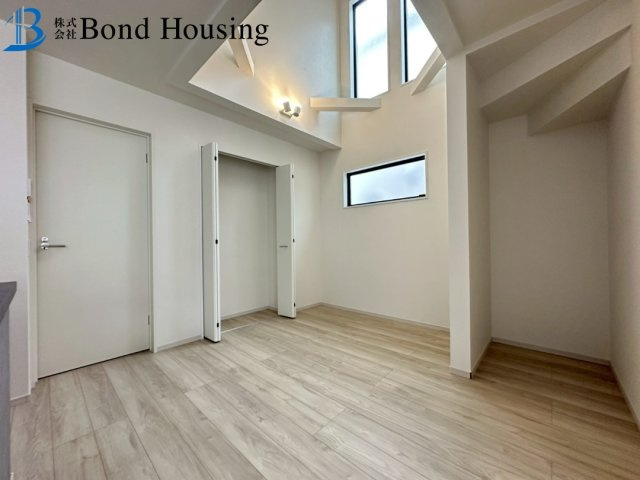 広々LDKは約21帖・WICあり　玉津町水谷　全3棟　3号棟の居間・リビング