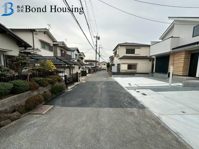 周辺環境充実・吹抜あり　玉津町水谷　全3棟　2号棟の前面道路含む現地写真