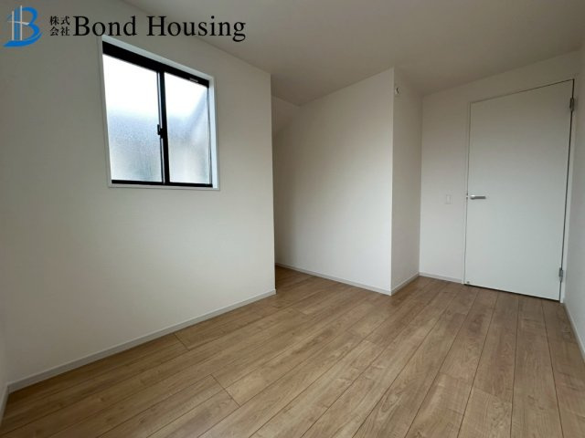 周辺環境充実・吹抜あり　玉津町水谷　全3棟　2号棟の洋室