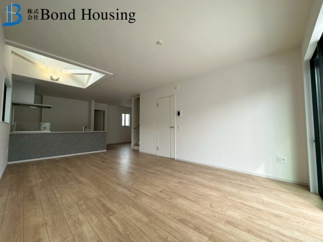 周辺環境充実・吹抜あり　玉津町水谷　全3棟　2号棟の居間・リビング