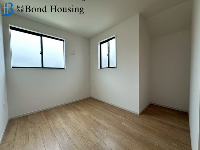 周辺環境充実・吹抜あり　玉津町水谷　全3棟　2号棟の洋室