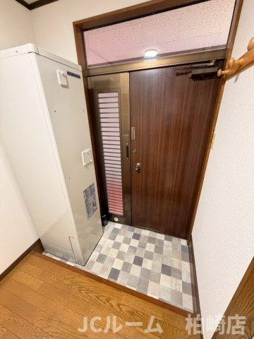 柏崎市半田２丁目のアパートの玄関