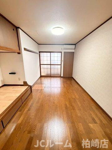 柏崎市半田２丁目のアパートの居間・リビング