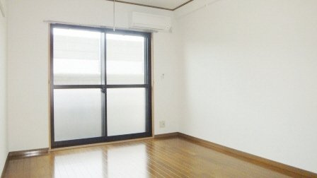 シティコート高橋の居間・リビング|エアコン付きです。