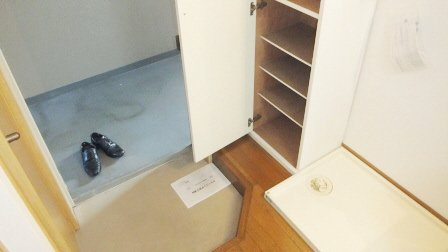 シティコート高橋の玄関|下駄箱付きです。