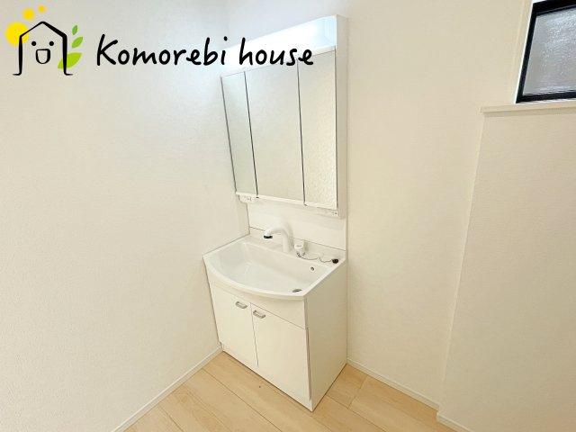 鴻巣市箕田　第9　新築一戸建て　クレイドルガーデン　02の独立洗面台|独立洗面化粧台付き