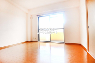 【寝室】 | GREEN PARK SIDE | 明るく開放感のある居室で、自分だけのくつろぎ空間を。