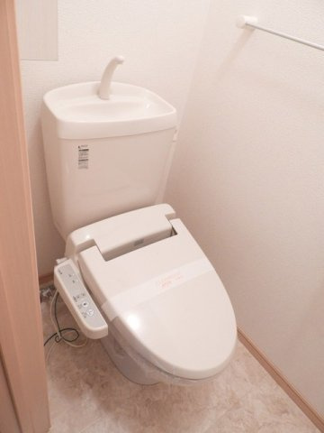 若葉Ｂのトイレ|落ち着いた色調のトイレです