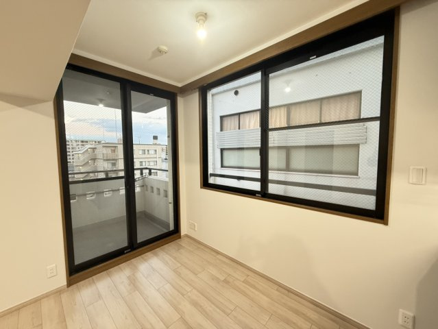 シンフォニー桃山の居間・リビング|開口部の多いLDKです。