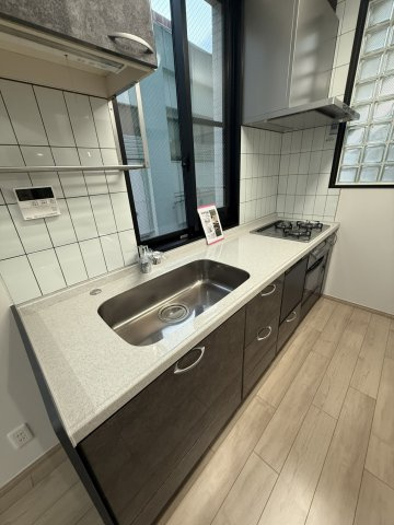 シンフォニー桃山のキッチン|3口ガスコンロのシステムキッチン。