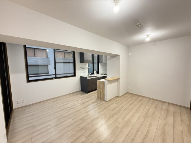 シンフォニー桃山の居間・リビング|約13.5帖のLDK。