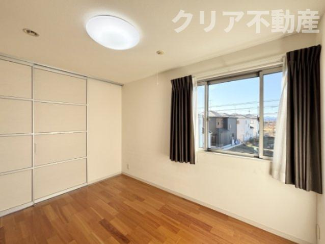 【子供部屋】 | 高崎市三ツ寺町　中古住宅 | 洋室は扉で仕切って使うこともできます。