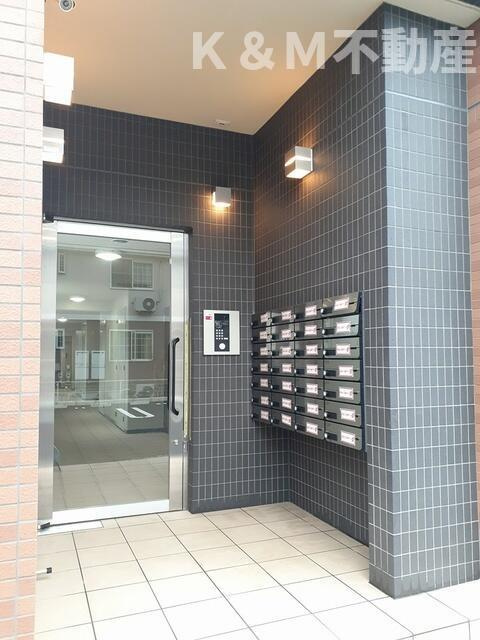 エレガントカーサⅢのエントランス|毎日通るエントランスはこのようになっています