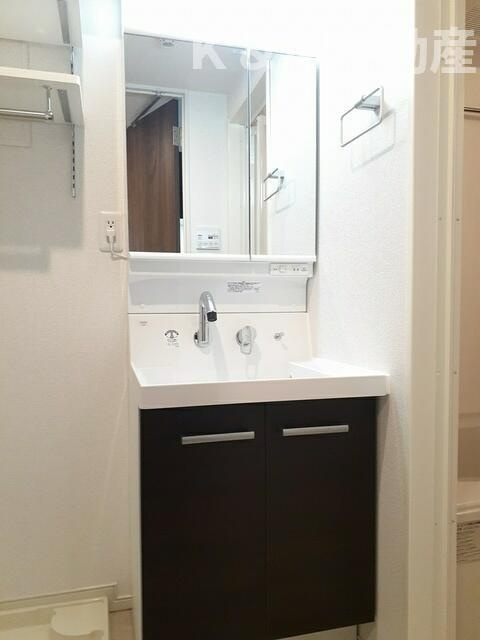 エレガントカーサⅢの洗面所|明るい洗面所です