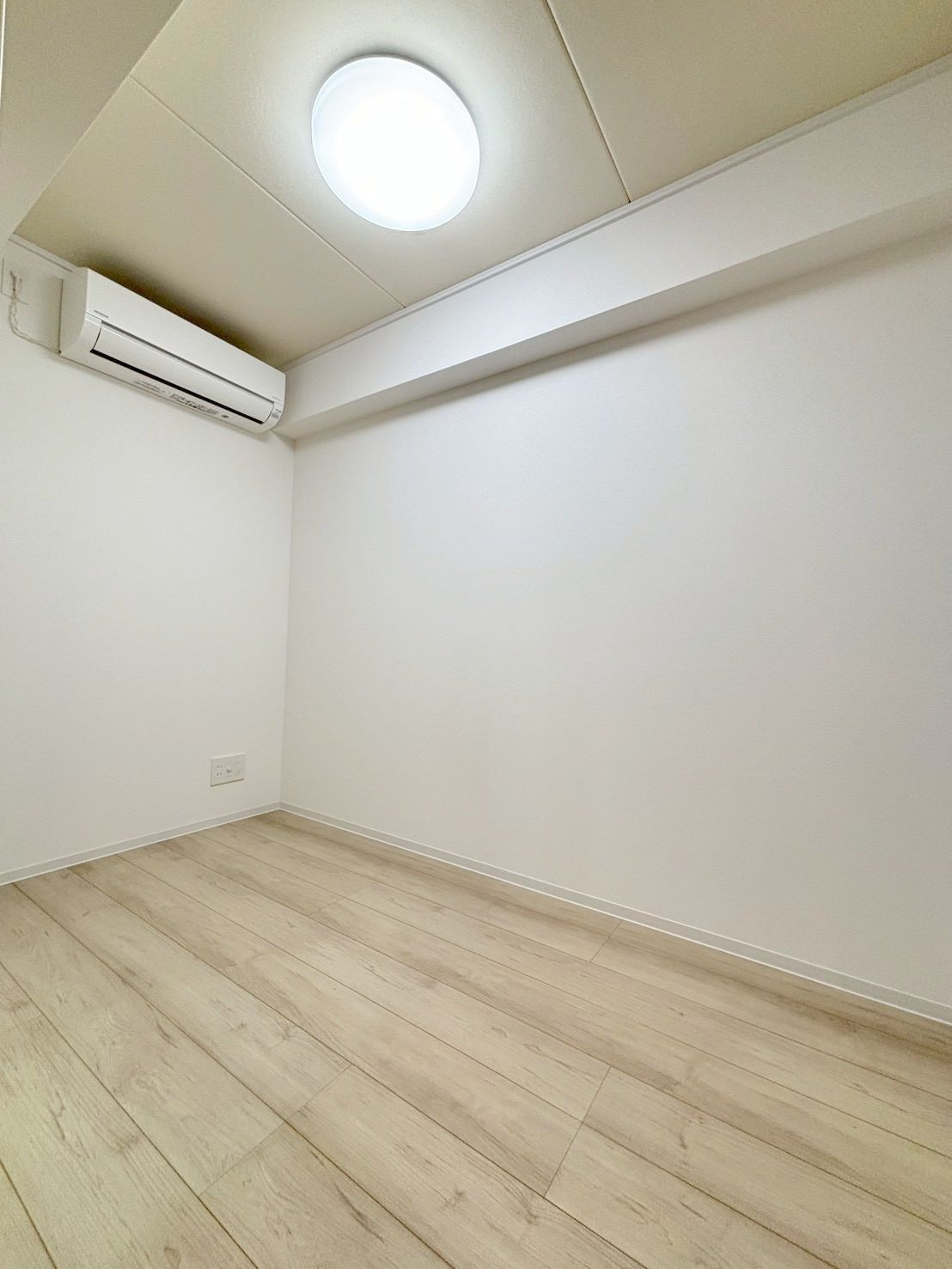 「防音マンション」GRAN PASEO 上野御徒町の居間・リビング|居室は防音床、防音壁、防音天井となっており、楽器演奏、youtube配信、音楽制作、映像制作もできる防音室です。