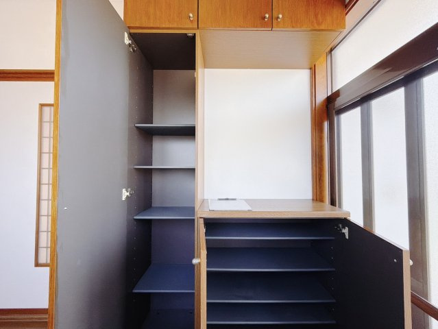 【中古戸建】佐波郡玉村町大字角渕の玄関|■玄関｜ご家族の靴がたくさんしまえる下駄箱付き。お子様の靴がこれから増えても安心な大きさです。