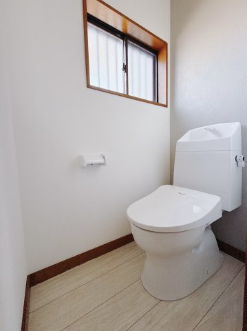 【中古戸建】佐波郡玉村町大字角渕のトイレ|■トイレ｜白を基調としたトイレになってます♪窓付きなので常に綺麗を保てます♪