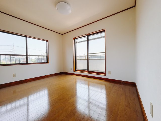 【中古戸建】佐波郡玉村町大字角渕の和室|■2階洋室｜ナチュラルカラーの床です。模様替えなどとても楽しく工夫できます♪陽当たり、風通しもとても良いので毎日快適な生活スタートです！子供部屋にも良いですね♪