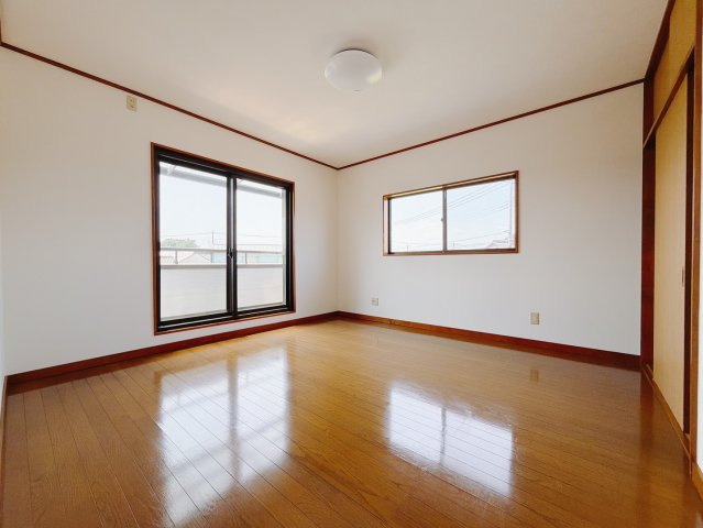 【中古戸建】佐波郡玉村町大字角渕の洋室|■2階洋室｜階洋室には大きな窓をご用意しています。日中はあたたかな日差し差し込み自分時間も充実できますね＾＾