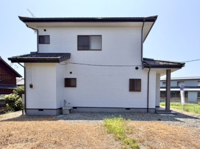 【中古戸建】佐波郡玉村町大字角渕の外観|■外観｜窓の配置や、爽やかな白ベースの外観が清潔感をもたらします。まっさらなキャンバスのような家にこだわりを彩って…始めよう、あなただけの豊かな暮らし( ＾＾ )