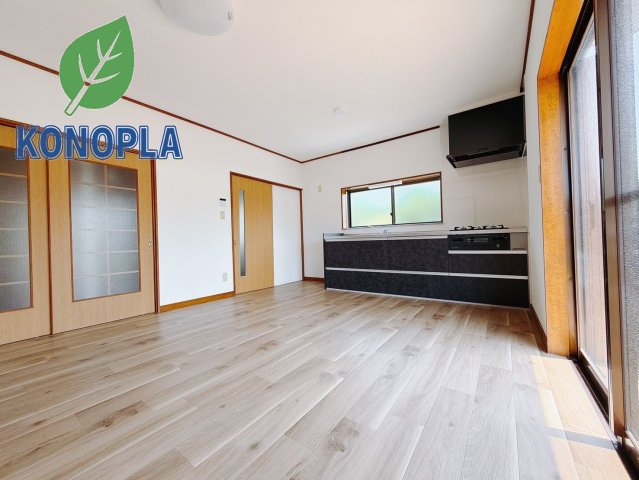 【中古戸建】佐波郡玉村町大字角渕の居間・リビング|■リビング｜木製で懐かしさのある家具やアンティーク調の小物に囲まれてレコードを流したり小説を読んだり…そんな心ときめく暮らしをしませんか？
