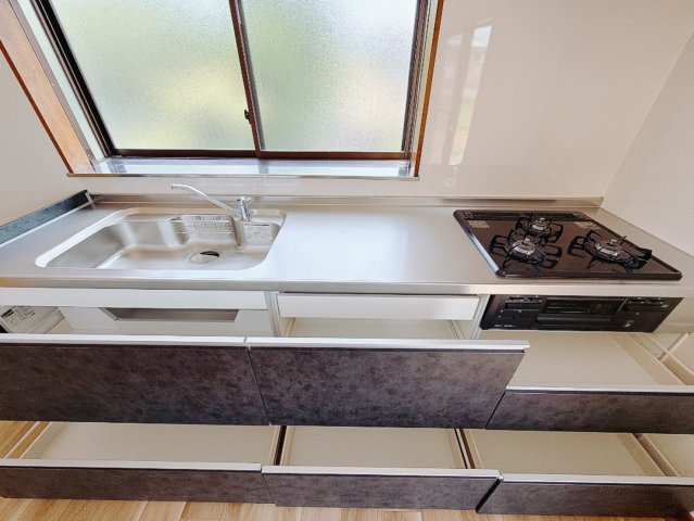 【中古戸建】佐波郡玉村町大字角渕のキッチン|■キッチン｜全スライド式収納キッチン♪お皿や鍋の出し入れもラクラクです（＾＾）！