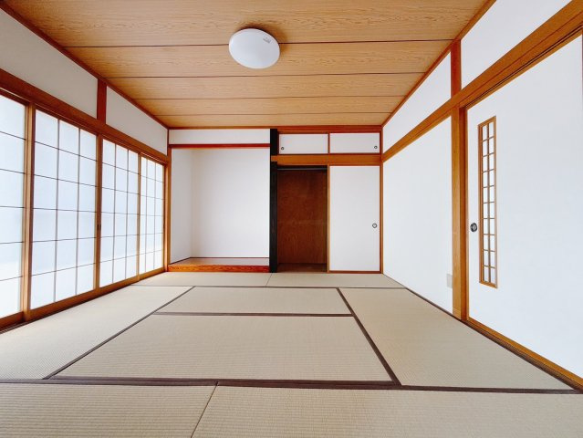 【中古戸建】佐波郡玉村町大字角渕の和室|■1階和室｜意外と場所をとるアイロンがけや、お洗濯物を畳むときにも広々と使うことができ、ちょっと一休みしたいとき、すぐに横になれるのも魅力です♪