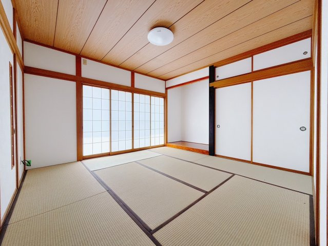 【中古戸建】佐波郡玉村町大字角渕の和室|■1階和室｜和室でしか味わえない畳ならではの香りや素材で和のやすらぎを感じてください♪休日はお子様とお昼寝するのにも最適です