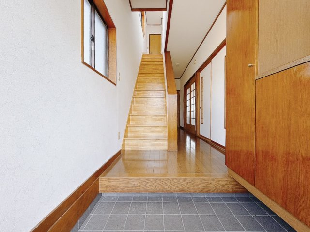 【中古戸建】佐波郡玉村町大字角渕の玄関|■玄関｜毎日の「いってらっしゃい」や「お帰りなさい」を大切なご家族と過ごす玄関は〈使いやすさ〉を追求しております。玄関横の物入は急な来客時でもさっとお片付けできるスペースを確保しています。