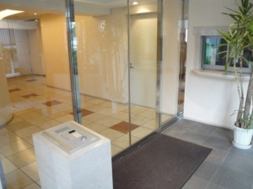 コロネード春日のエントランス