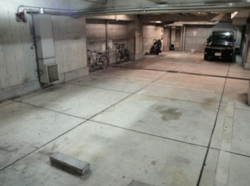 コロネード春日の駐車場