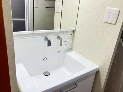 【独立洗面台】 | パレ東塚口Ⅱ | つなぎ目のないカウンター一体型洗面ボウルでお手入れも簡単です