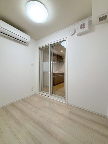 「防音マンション」GRAN PASEO 上野御徒町の居間・リビング|居室は防音床、防音壁、防音天井となっており、楽器演奏、youtube配信、音楽制作、映像制作もできる防音室です。